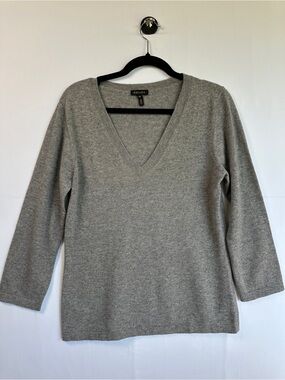 Escada 100% Cashmere V-Neck Sweater Gray Knit Size M Quiet Luxury Minimalist
